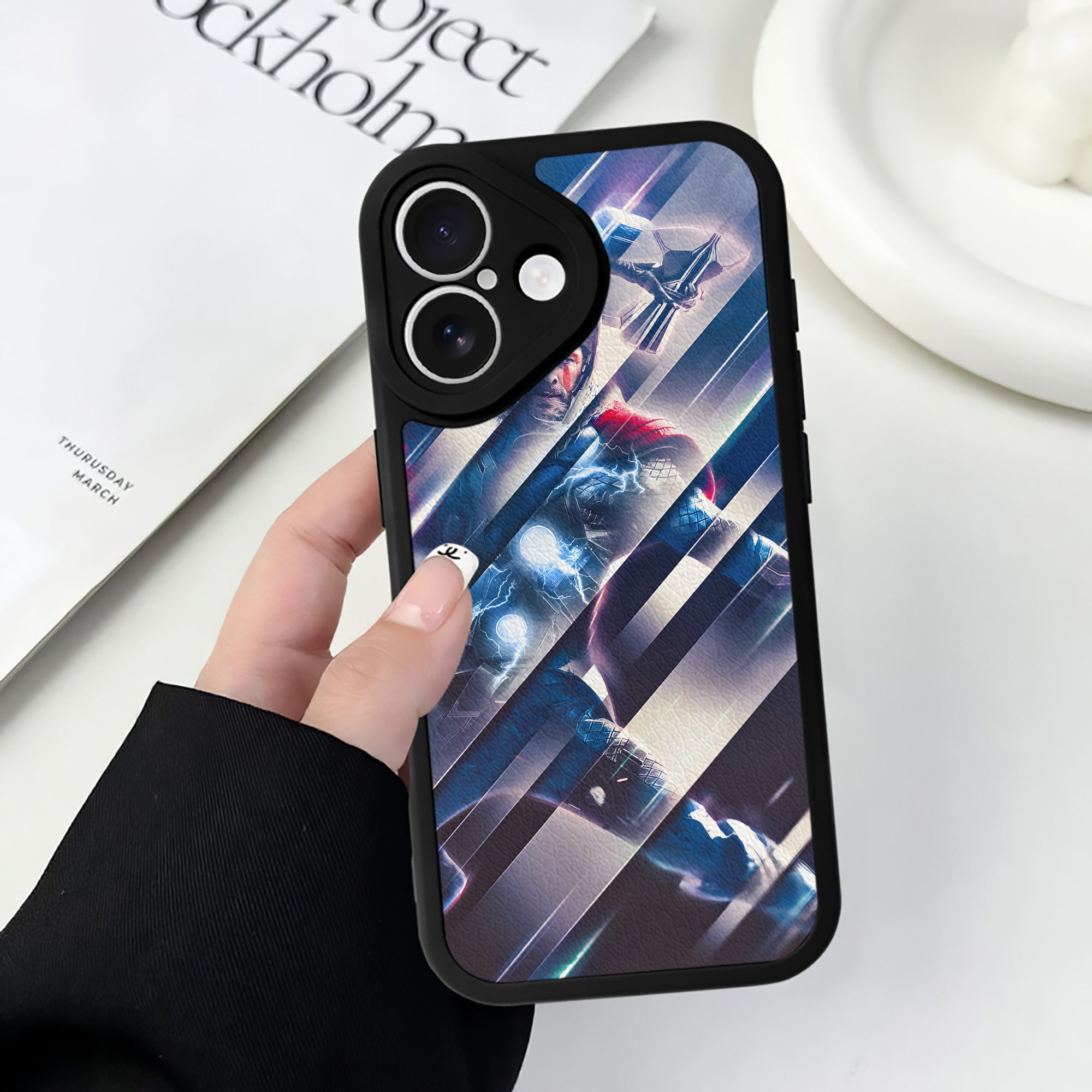 （画像用） アベンジャーズ The Avengers 【iPhone 16シリーズ対応】シリコンスマホケース（レザー調） 材質：シリコン